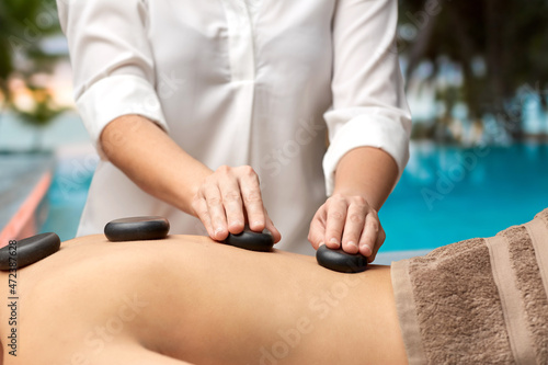 Tableau sur toile wellness, beauty and bodycare concept - close up of woman having hot stone massa