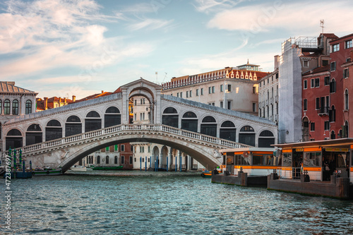 Ponte di Rialto (Rialto Bridge) in Venezia, Veneto, Italy. © Jorge Argazkiak