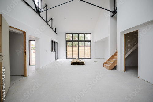 Espace de type loft en construction. 
Grand espace et hauteur sous plafond,  style industriel avec poutre en métal noir et verrière. 