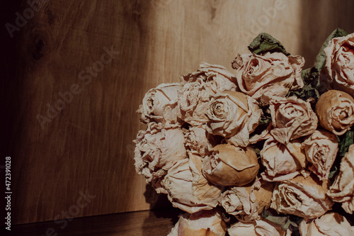 Schilderij op canvas A bouquet of aged, withered and withered yellow pink roses