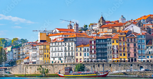 Porto am Rio Douro, Küstenstadt Portugals,  Brücken, Portwein, Altstadt mittelalterlichen Viertel Ribeira,  cais da ribeira porto Flussufer,  Douro, Atlantik, Welterbe  photo
