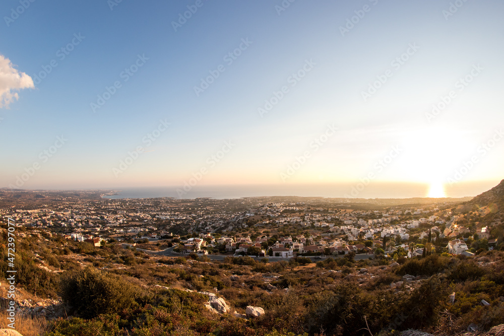 Panorama Blick auf die Stadt Paphos in Zypern von den Bergen aus.