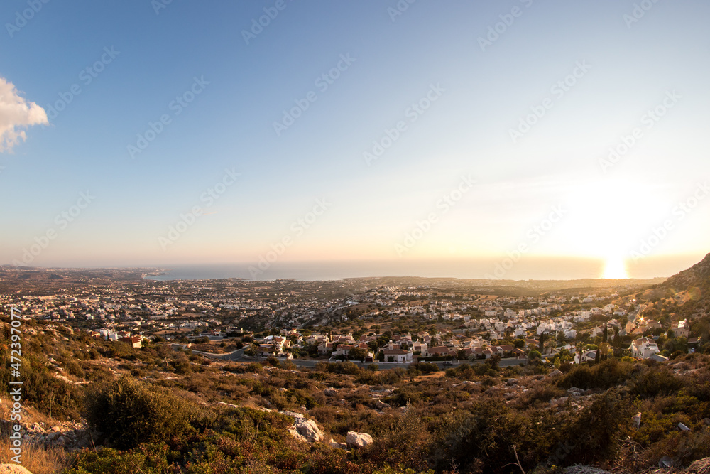 Panorama Blick auf die Stadt Paphos in Zypern von den Bergen aus. Panorama Blick auf die Stadt Paphos in Zypern von den Bergen aus.
