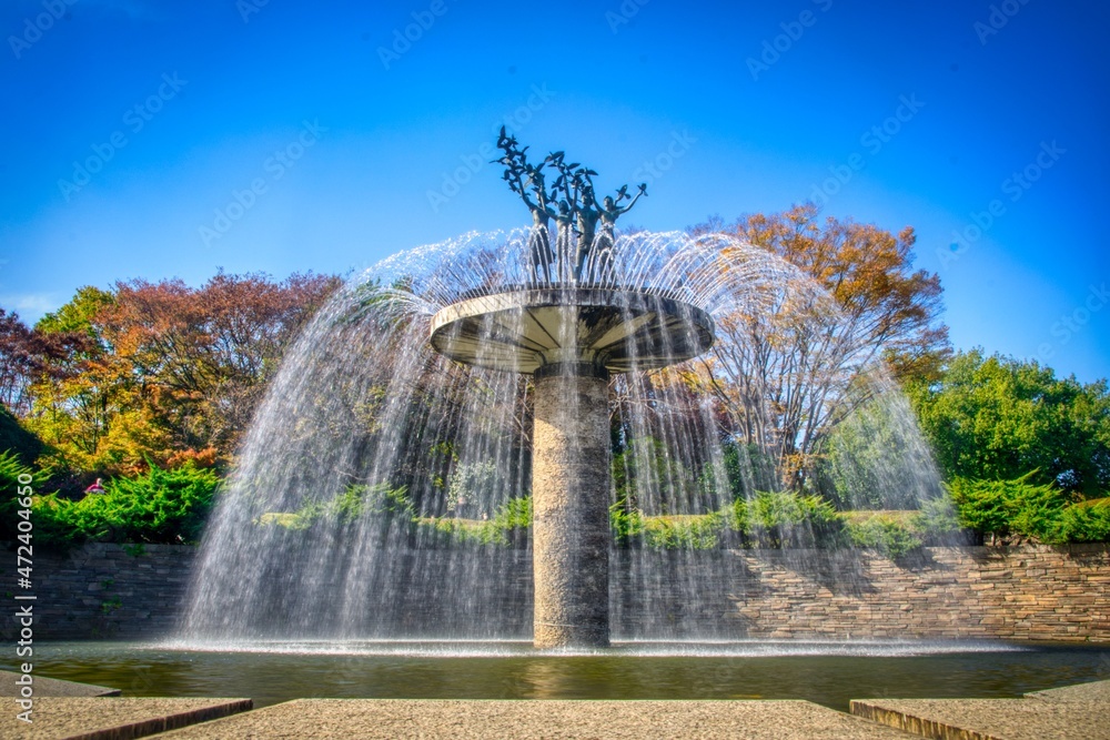 Fototapeta premium Fountain in the park in autumn