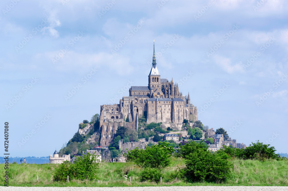 Fototapeta premium Mont-Saint-Michel in Normandy coast
