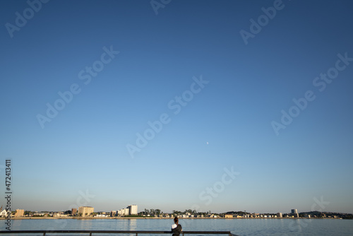 海を眺める女性