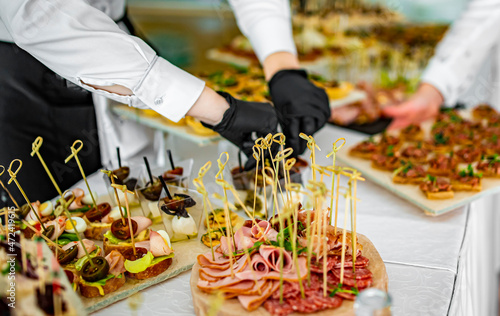 Fototapeta Naklejka Na Ścianę i Meble -  waiter prepare food for a buffet table in a restaurant