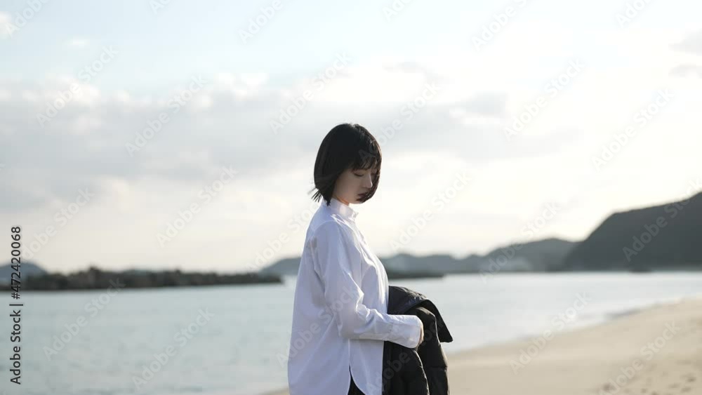 冬の海や湖を旅する女性