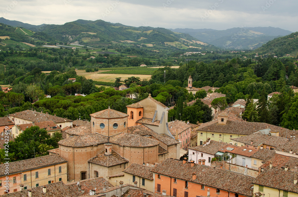 The view of the city embraced by the hills