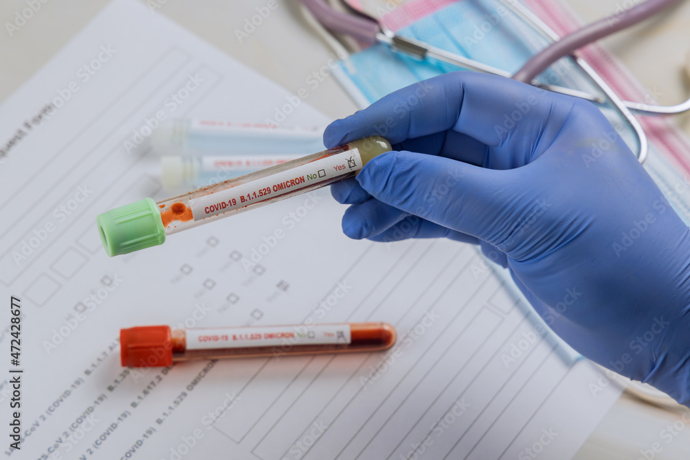 Obraz premium Medical professionals in the laboratory with blood samples for new version Omicron Covid-19 Coronavirus