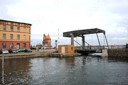 Stralsund, Hafen mit Klappbrücke und Seemannsamt