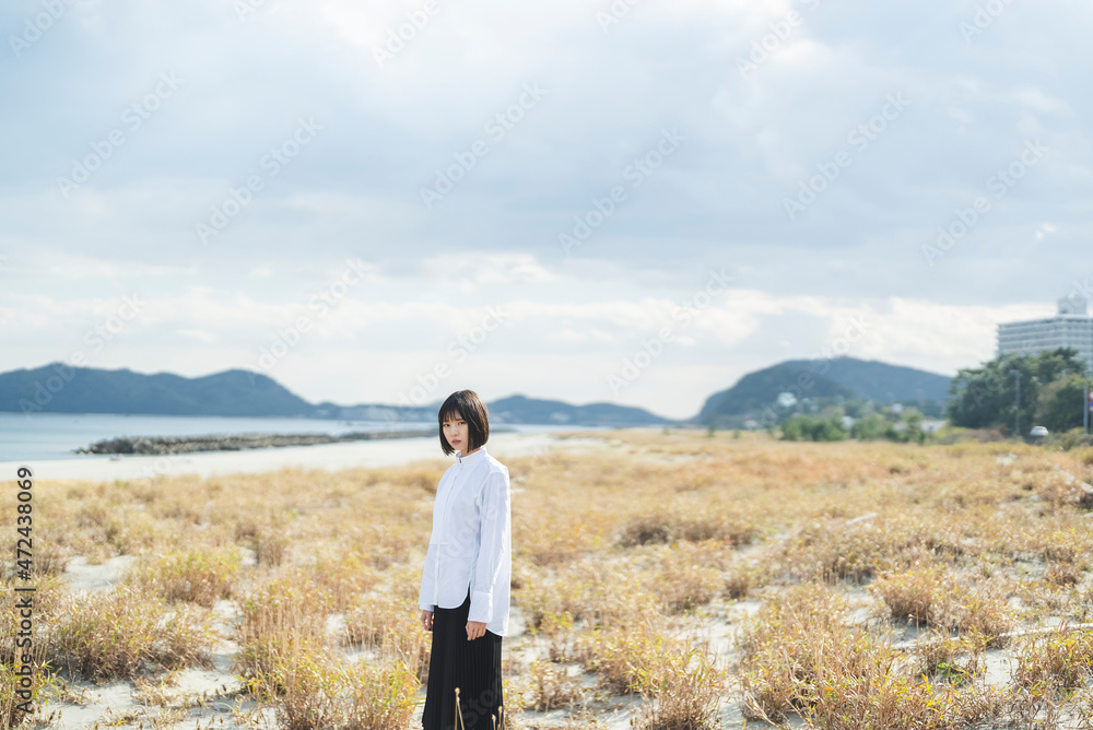 冬の海や湖を旅する女性