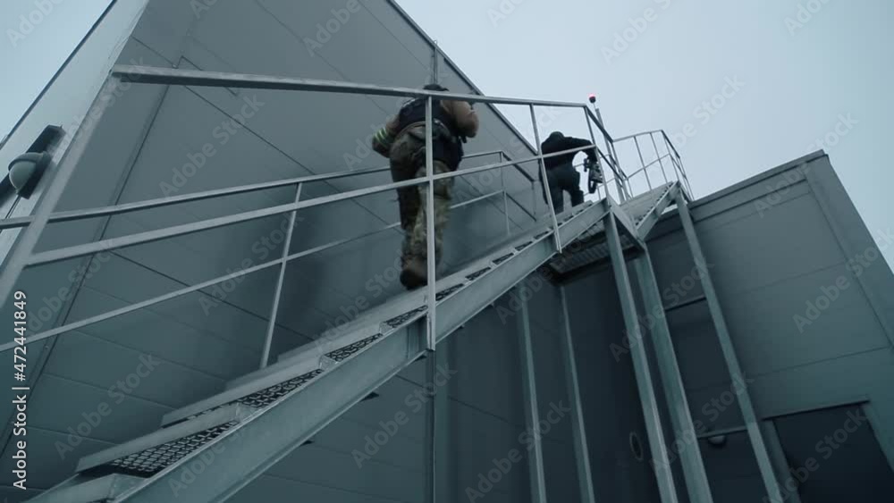 Secret Service special agents climb to the roof. Secret Service special agents climb to the roof.