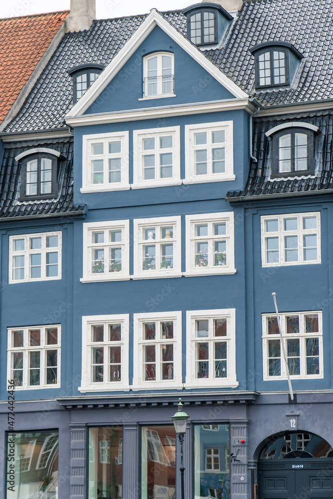 Obraz premium Copenhagen, Denmark - October 1, 2021: Detail of the facade of a house in Nyhavn, in the historical center of Copenhagen