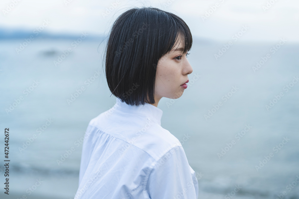 冬の海や湖を旅する女性 冬の海や湖を旅する女性