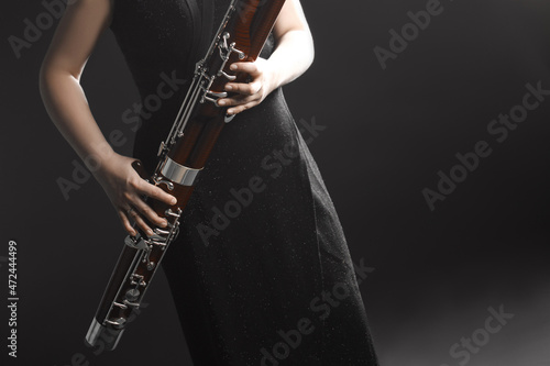 Poster Instrument à vent basson avec mains de joueur - Nikkel-Art.fr