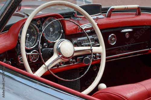Oldtimer Cabrio mit schönem Leder Innenraum in rot und weißem Lenkrad © Bigwuschel