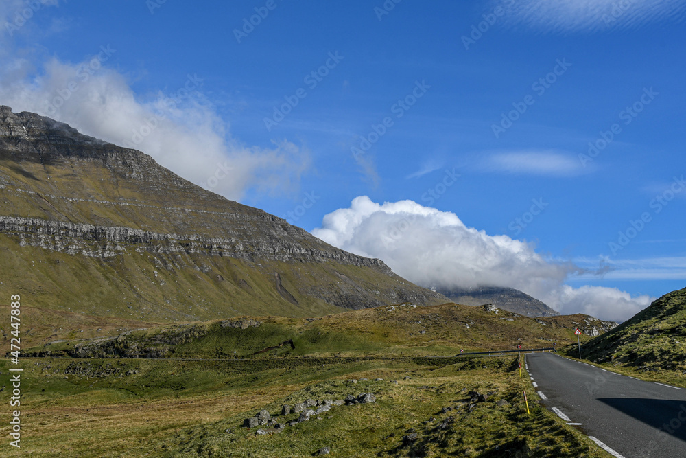 Eine Serpentinenstraße in den Bergen auf den Färöer Inseln