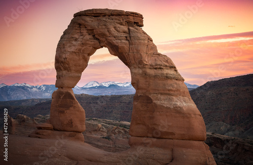 delicate arch in arches national park with sunset