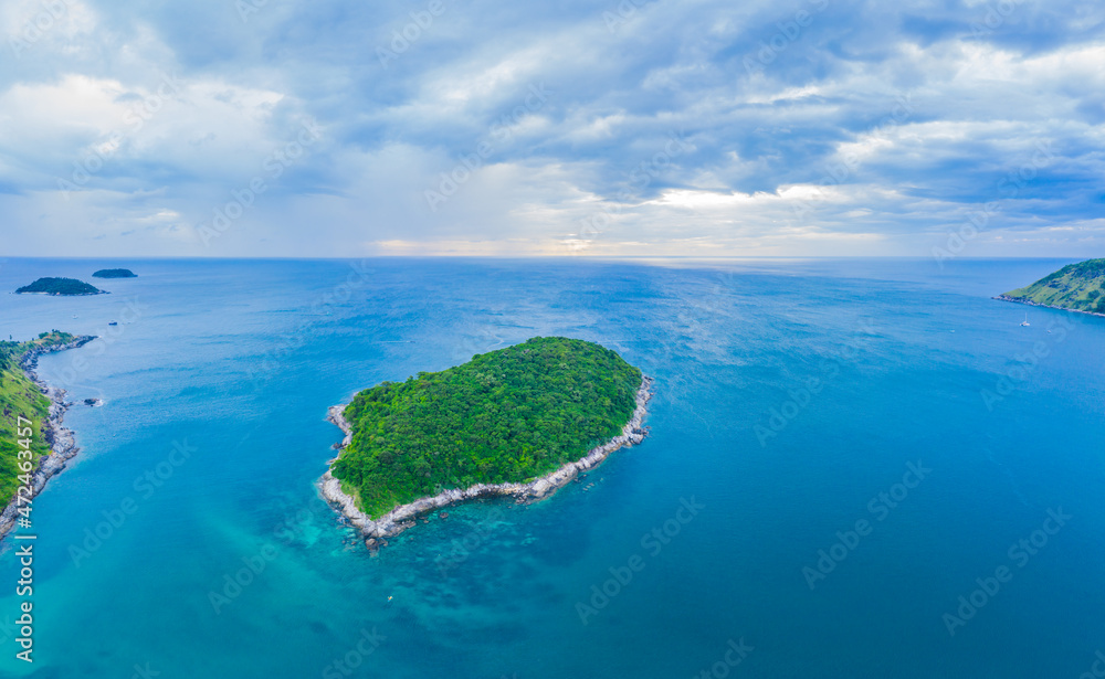 Obraz premium Aerial view drone shot of long tail boat at rawai beach,phuket T