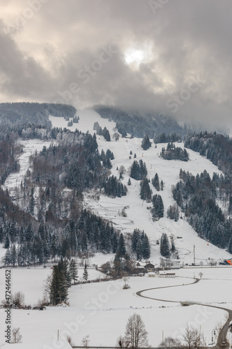 Blick zur Alpsee Bergwelt mit der Rodelbahn im Winter