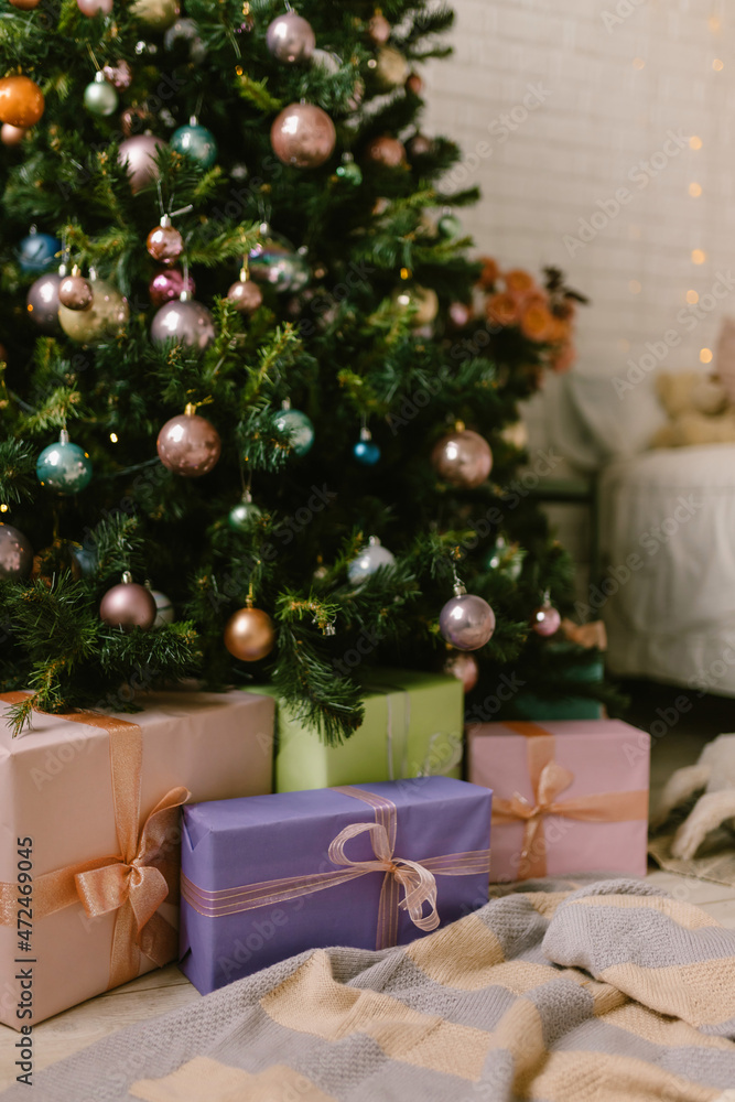 Obraz premium Minimalist Christmas interior with gifts under the Christmas tree