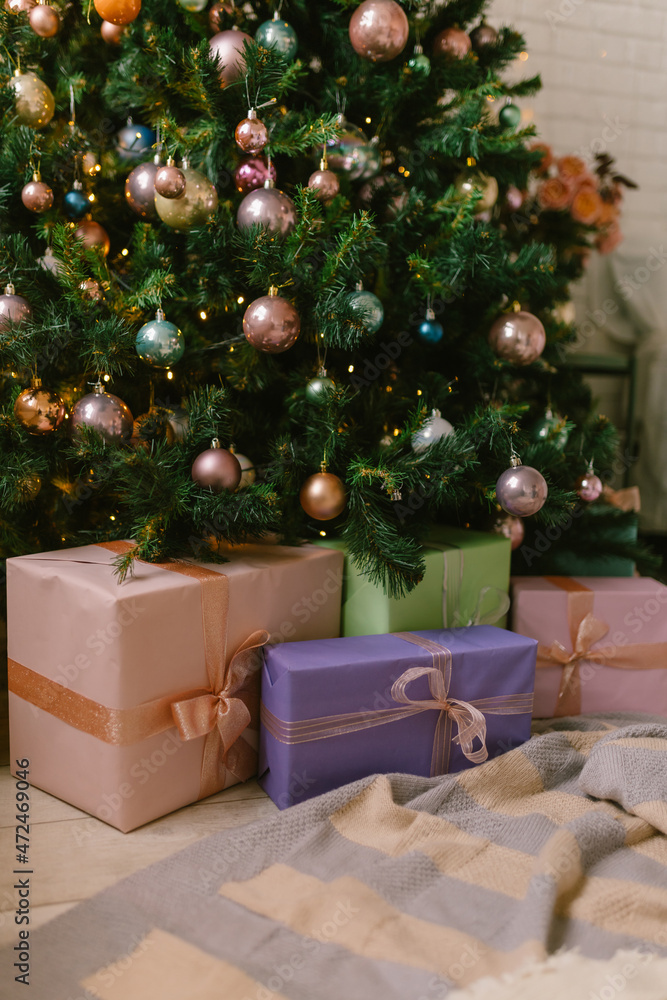 Obraz premium Minimalist Christmas interior with gifts under the Christmas tree