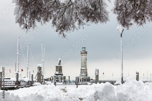 Am Seehafen von Lindau Bodensee mit Leuchtturm und Löwe im Winter