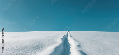 Fußspuren zum Horizont im Winter
