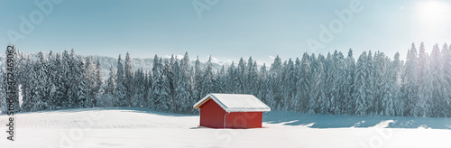 Schneebedeckte Rote Hütte in einer verschneiten Winterlandschaft