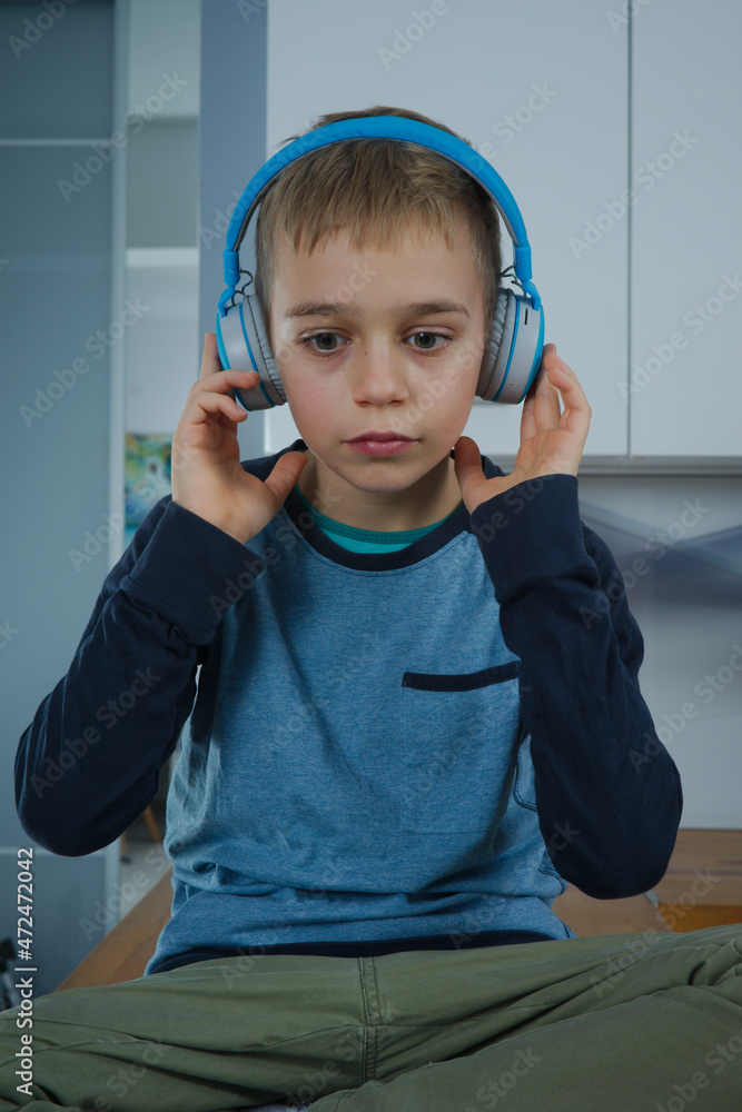 młody chłopak słucha muzyki - obrazy, fototapety, plakaty 