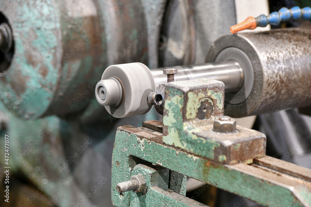Dressing and turning of an abrasive grinding wheel with a diamond pencil. Dressing and turning of an abrasive grinding wheel with a diamond pencil.