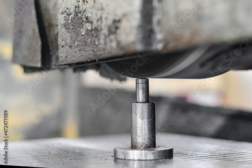 Cleaning the surface of the grinding wheel from adhesion of metal residues when grinding the surface of the part.