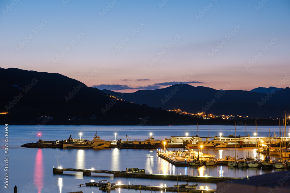 Puerto iluminado durante la noche