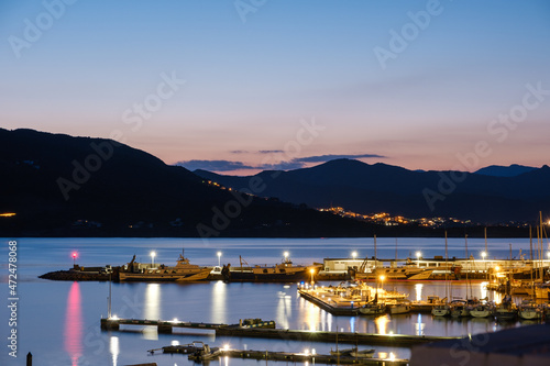 Puerto iluminado durante la noche
