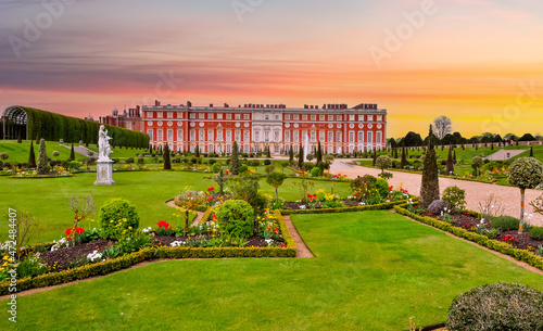 Fotografia Hampton Court palace and gardens at  sunset, London, UK