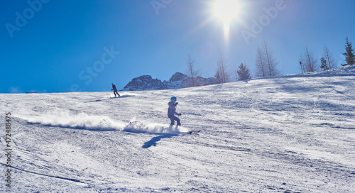 Zimowe ferie w górach. Slalom po ośnieżonych stokach. Ratrak przygotował trasy, mróz i słoneczna pogoda dodają kolorów.