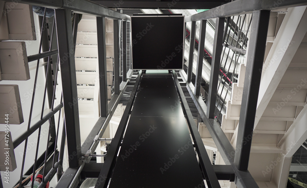 Obraz premium Elevador, edificio de negocios, estructura metlica