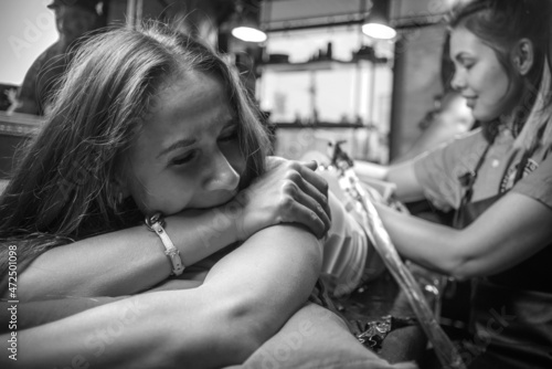 Obraz na plátně Tattoo master shows tattoo paint