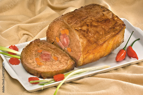 Prato com carne assada recheada com calabresa