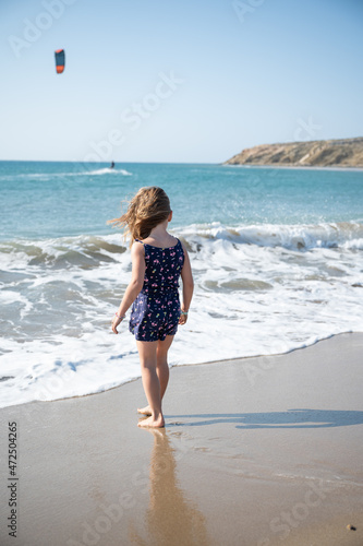 Mädchen beobachtet das Meer