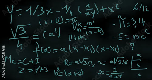 formule mathématique E=mc² de couleur bleu sur tableau effacé 