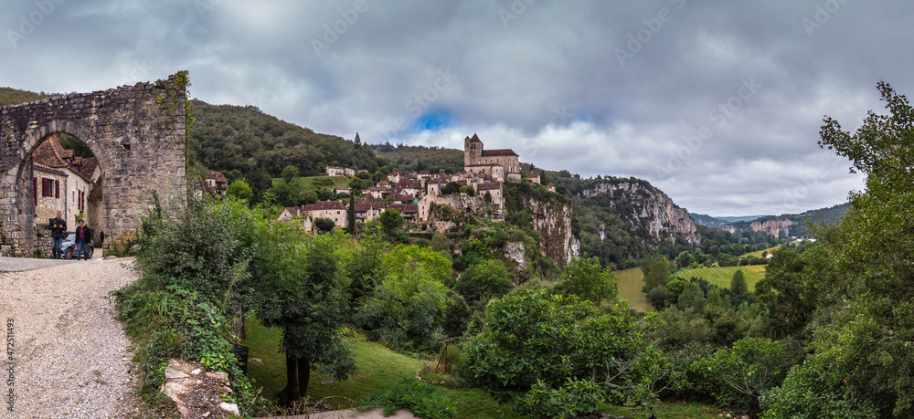 Obraz premium Saint Cirq Lapopie (Lot, France) - Vue panoramique du village et de la vallée du lot
