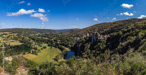 Saint Cirq Lapopie (Lot, France) - Vue panoramique du village et de la vallée du lot depuis le point de vue de Bancourel
