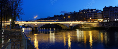 Obraz na plátně The night panoramic view of Louis-Philippe bridge, Paris, France.