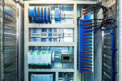 Voltage distributor with ci...