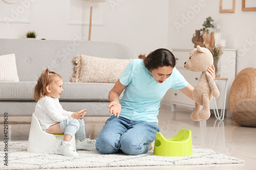 Mother potty training her l...