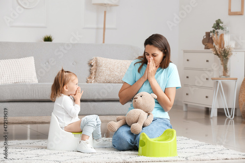 Mother potty training her l...