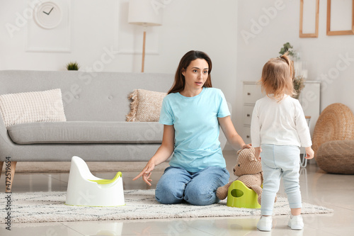 Mother potty training her l...