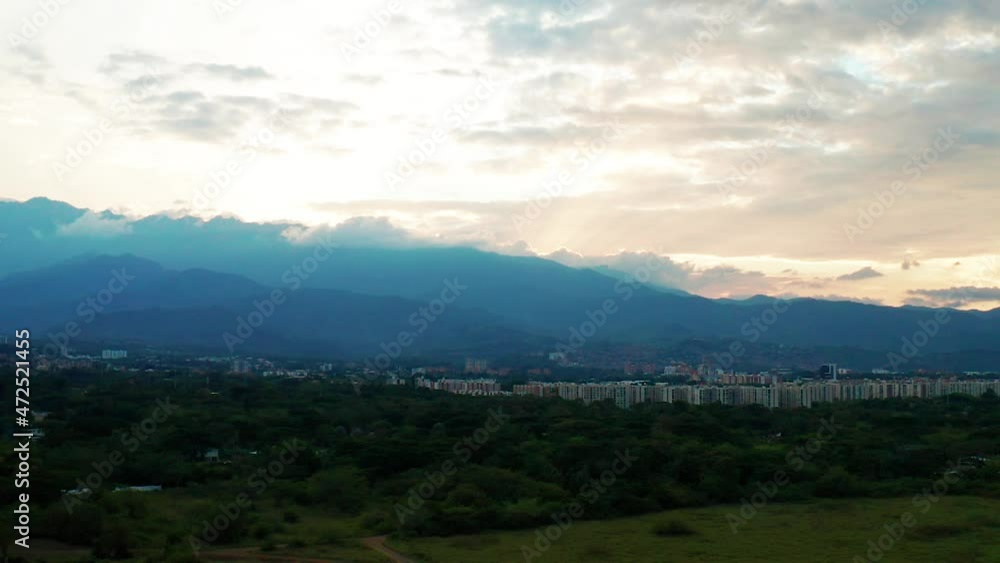 ATARDECER EN UN VALLE ATARDECER EN UN VALLE